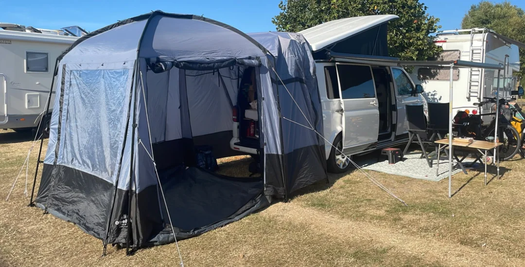 Viggo #2 met voortent op de camping tijdens de vakantie van Jolande en BerendJan